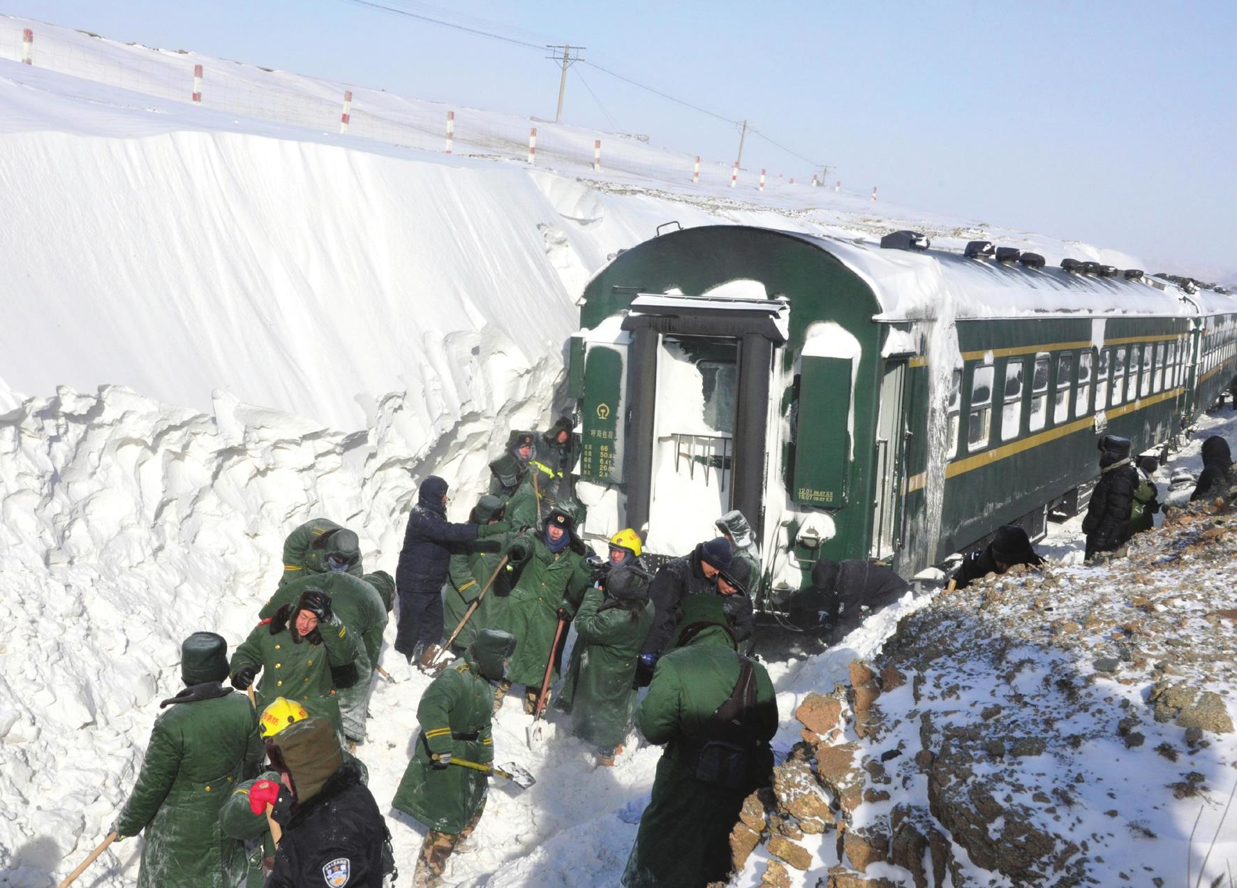 旅客列车因雪灾滞留