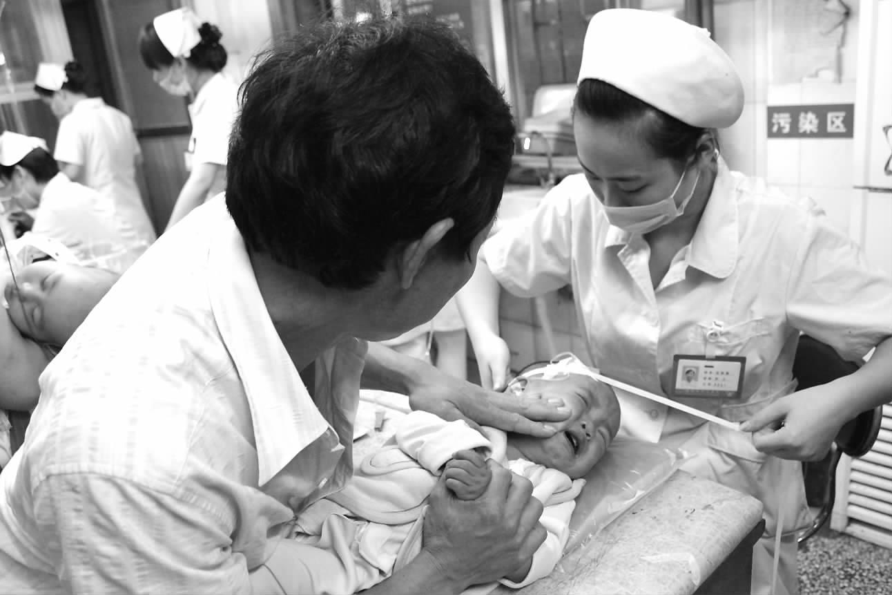 一名护士正在给患感冒的儿童打针