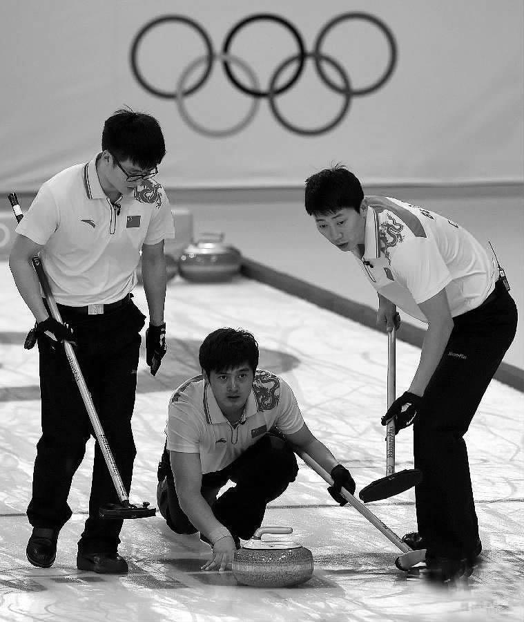 历史性闯入四强的中国男子冰壶队19日晚在半决赛中以6:10不敌世界